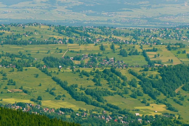 Uitzicht op Zakopane van boven Panoramisch uitzicht op de stad Tatra Mountains