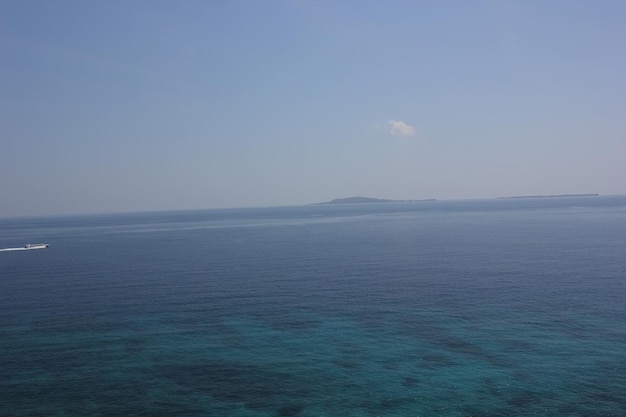 uitzicht op zee en bergen in Lombok, Indonesië