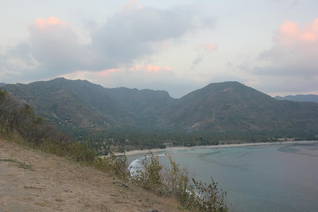 uitzicht op zee en bergen in Lombok, Indonesië