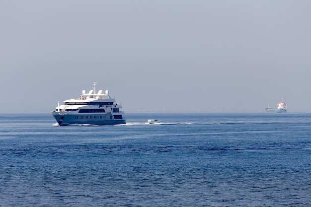 Uitzicht op zee en een drijvend jacht