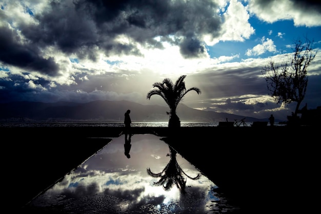 Uitzicht op zee en een silhouet van een man op het water in de grond