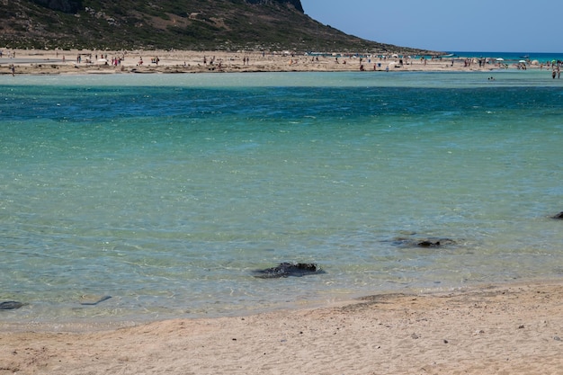 Uitzicht op zee met blauw water. Toerisme concept.