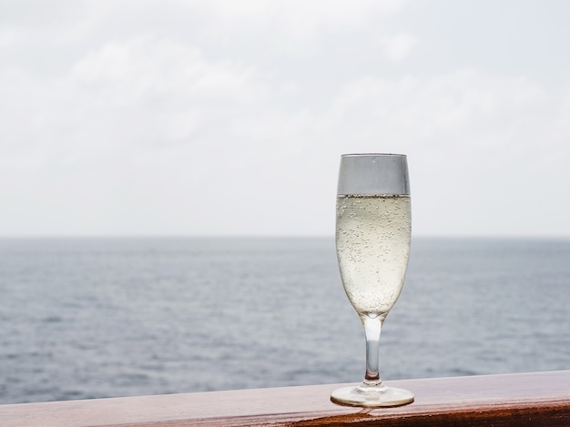 Uitzicht op zee met een champagneglas