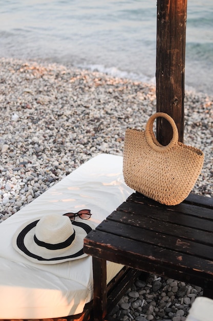 Uitzicht op zee met ligbedden en parasol op het kiezelstrand zomeraccessoires