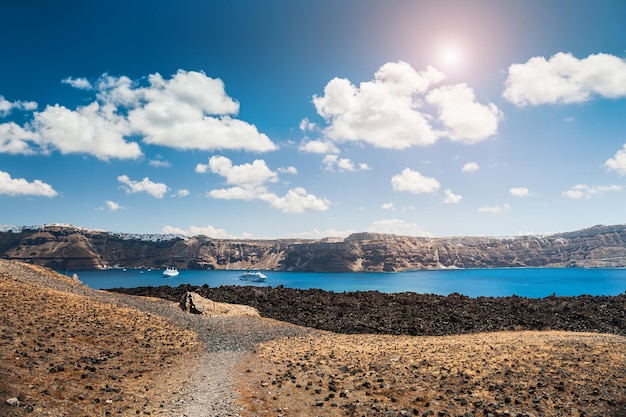 Uitzicht op zee op de griekse eilanden. vulkaan bij het eiland santorini, griekenland