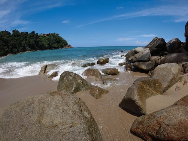 Uitzicht op zee op Phuket Beach in de zomer, op Phuket's Banana Beach, Thailand.