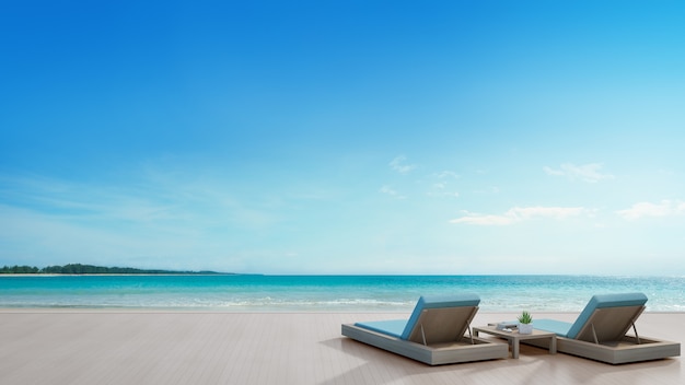 Uitzicht op zee terras en bedden in moderne luxe strandhuis met blauwe hemelachtergrond