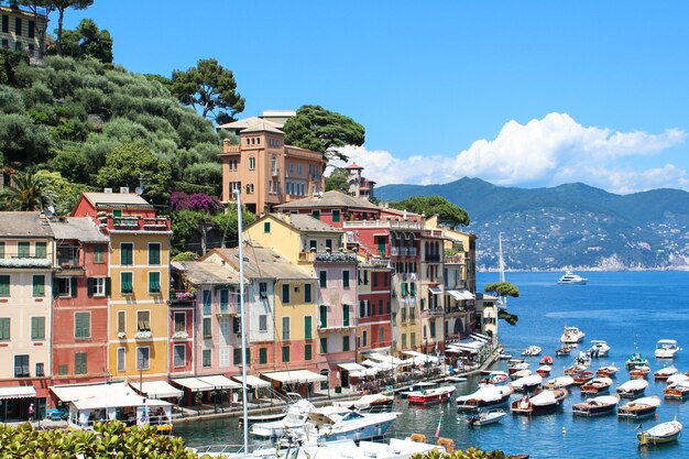 Uitzicht op zee van de prachtige Italiaanse stad aan de kust van Ligurië, hotels, restaurants, boten, wandelende mensen