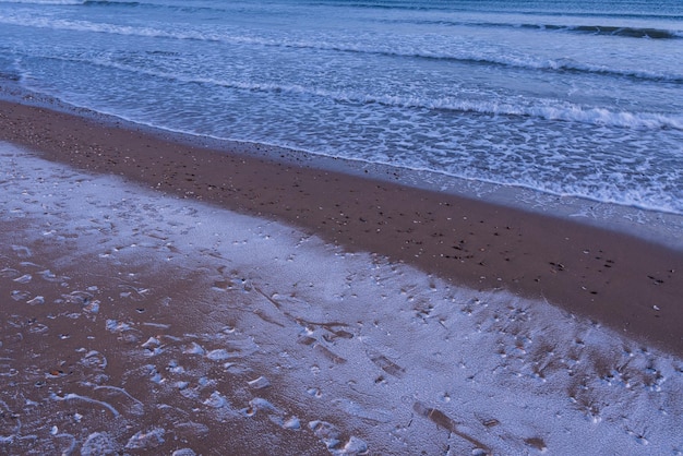 Uitzicht op zee Winterstrand vervagen door lange blootstelling