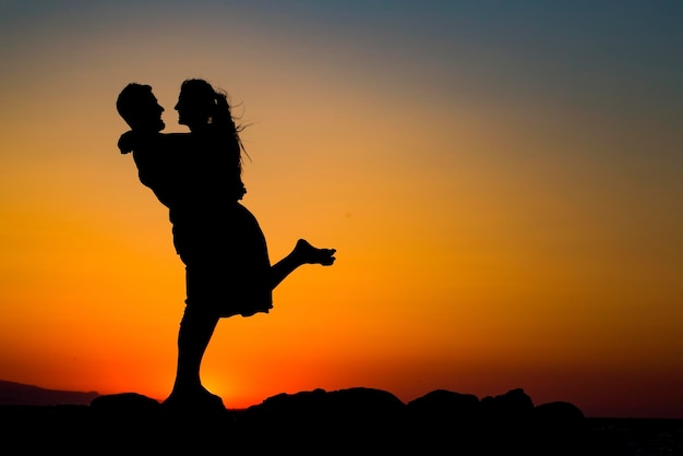 Uitzicht op zonsondergang jonge vrouw en jonge man gelukkig
