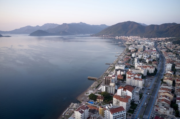 Uitzicht over badplaats Marmaris, Turkije. Landschap met zee, gebouwen en bergen. Populaire toeristenbestemming.