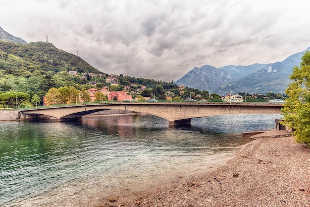 Uitzicht over de John Fitzgerald Kennedy-brug in het centrum van Lecco, Italië