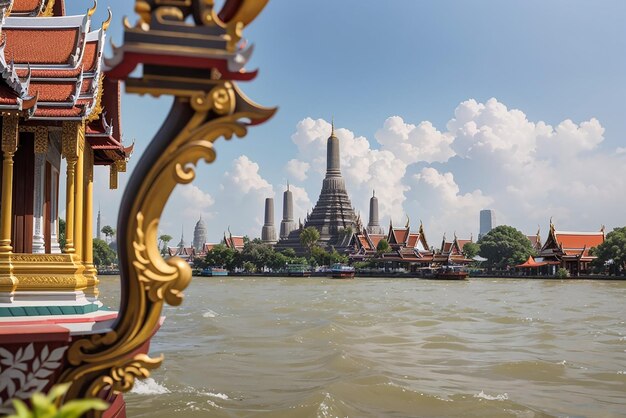 Uitzicht over de rivier de Chao Phraya vanaf de boot terug naar de tempel wat arun oudste tempel in Bangkok in foregrou