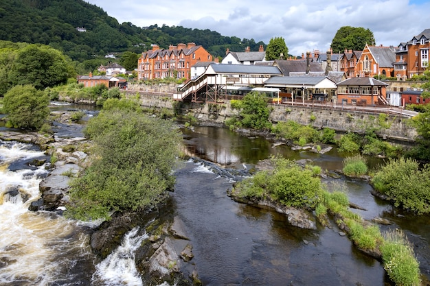 Uitzicht over de rivier de Dee naar het oude station in Llangollen, Wales op 11 juli 2021