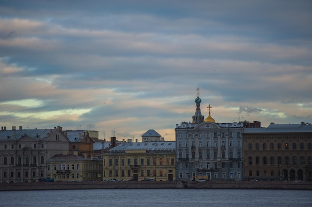 Uitzicht over de rivier de Neva naar Sint-Petersburg.