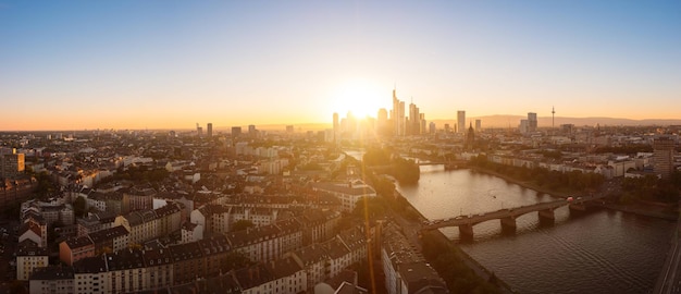 uitzicht over de stad Frankfurt bij een zomerse zonsondergang. ideaal voor lay-outs van websites en tijdschriften