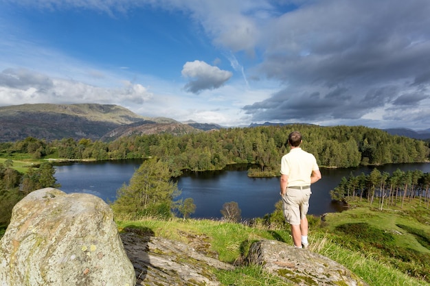 Uitzicht over Tarn Hows in het Engelse Lake District