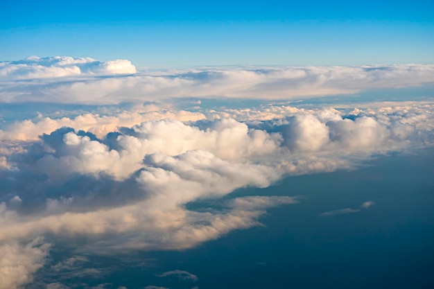 Uitzicht over wolken vanuit een vliegtuig