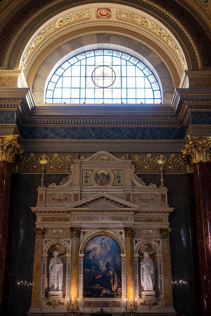 Uitzicht van binnen naar binnen op het altaar van de kerk van St. Basiliek