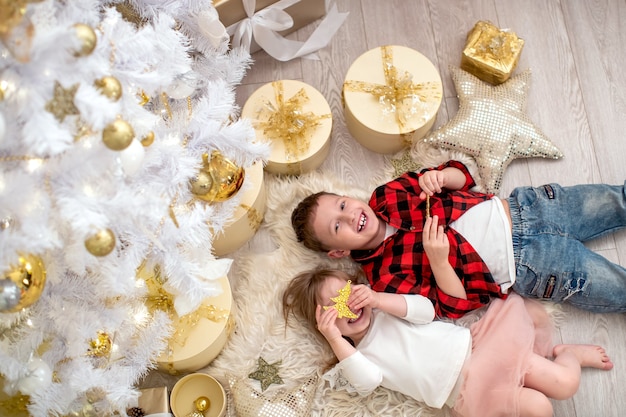 Uitzicht van boven Broer en zus dolgelukkig met Kerstmis