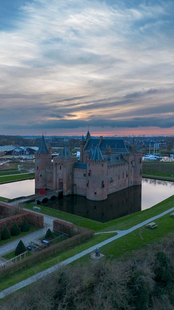 Foto uitzicht van boven op het kasteel muiderslot, een van de best bewaard gebleven en gerestaureerde middeleeuwse kastelen