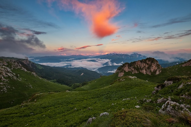 Uitzicht van bovenaf op bergdal bedekt met wolken bij zonsondergang Lagonaki Kaukasus Rusland