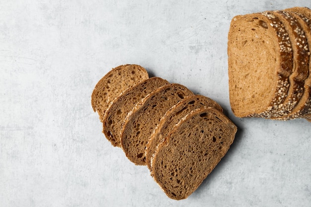 Uitzicht van bovenaf op brood met ontbijtgranen