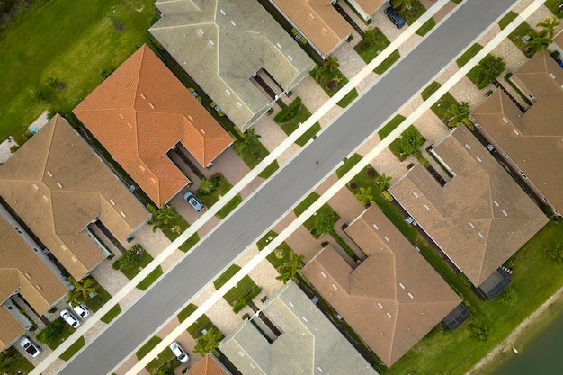 Uitzicht van bovenaf op dichtbebouwde woonhuizen in gesloten woonclubs in Amerikaanse droomhuizen in Zuid-Florida als voorbeeld van vastgoedontwikkeling in Amerikaanse buitenwijken