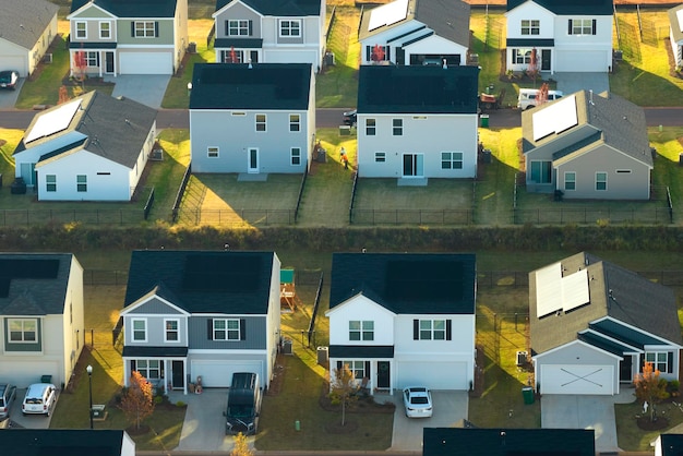 Uitzicht van bovenaf op dichtbebouwde woonhuizen in woongebied in Amerikaanse droomhuizen in South Carolina als voorbeeld van vastgoedontwikkeling in buitenwijken van de VS