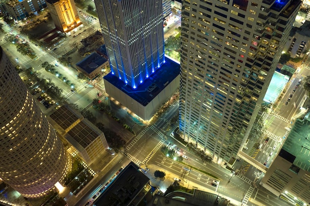 Uitzicht van bovenaf op helder verlichte hoge wolkenkrabbergebouwen en straatverkeer in het centrum van de stad tampa in de amerikaanse megapolis florida usa met zakelijk financieel district 's nachts