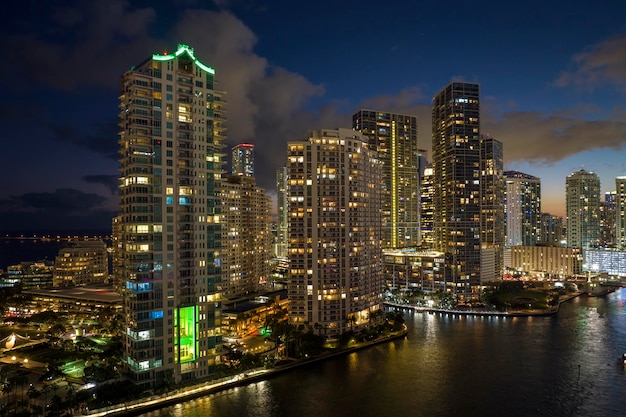 Uitzicht van bovenaf op helder verlichte hoge wolkenkrabbergebouwen in het centrum van Miami Brickell in Florida Usa