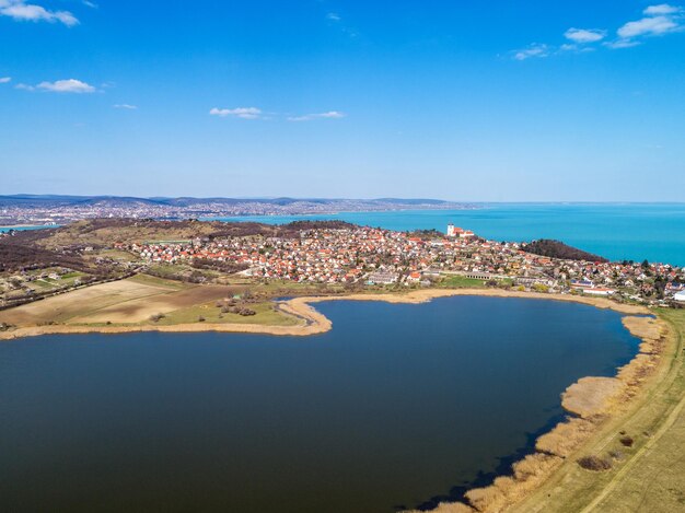 Uitzicht van bovenaf op het meer van Belso en het Balatonmeer. Tihany-schiereiland, Hongarije, Europa