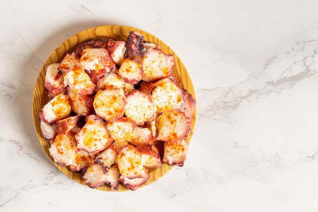 Uitzicht van bovenaf op pulpo a la gallega, een octopus met gekookte aardappelen, typisch Galicisch gerecht