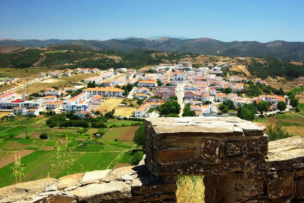 Uitzicht van de top van de heuvel naar het dorp Aljezur Algarve Portugal
