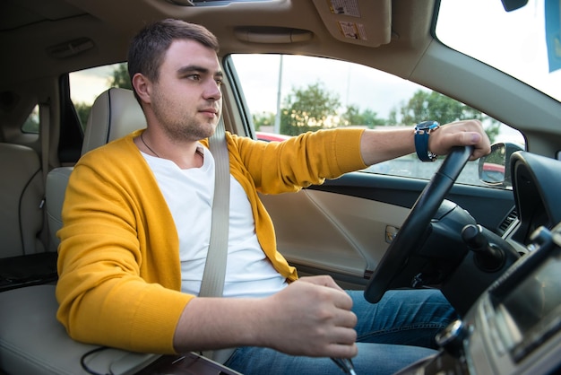 Foto uitzicht van een man die een auto rijdt