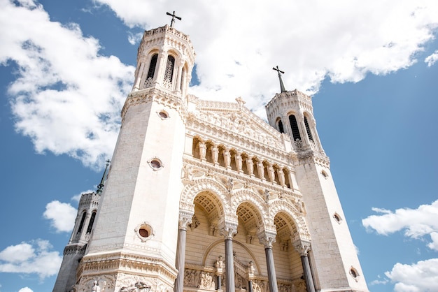 Uitzicht van onderen op de beroemde kathedraal Notre-Dame in Lyon in Frankrijk