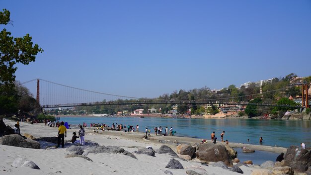 uitzicht van toeristen in de rishikesh