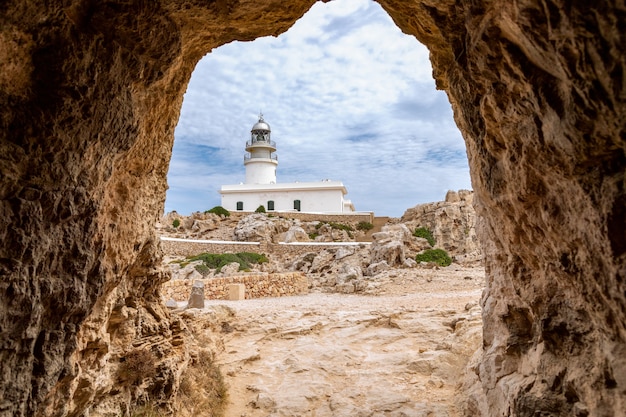 Uitzicht vanaf Cavalleria tunnel naar de vuurtoren (Faro de Cavalleria). Menorca, Balearen, Spanje