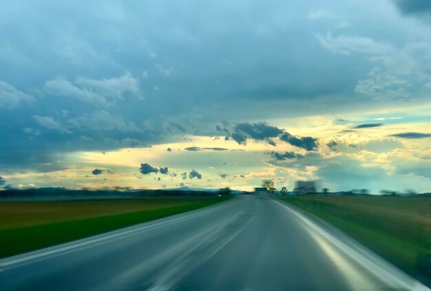 Foto uitzicht vanaf de auto op de snelweg