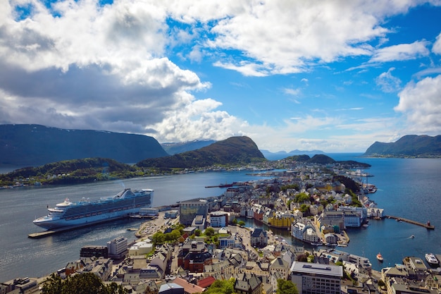 Uitzicht vanaf de berg Aksla in de stad Alesund, Noorwegen