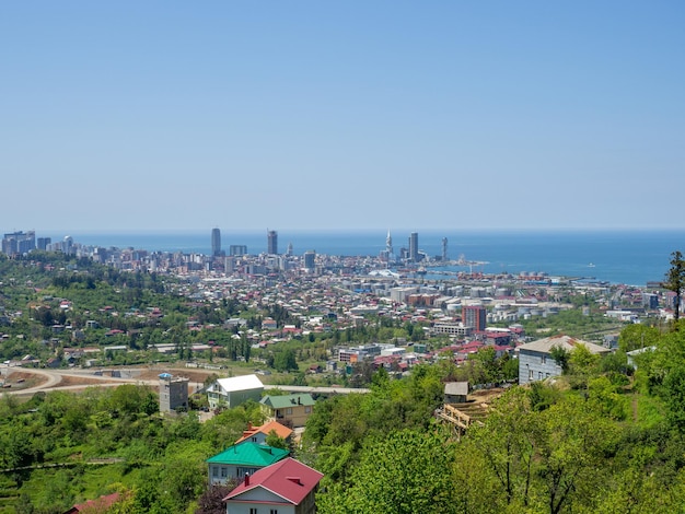 Uitzicht vanaf de berg naar de moderne stad Prachtig stadsbeeld Batumi van bovenaf