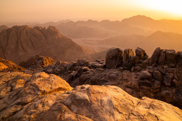 Uitzicht vanaf de berg Sinaï bij zonsopgang Prachtig berglandschap in Egypte