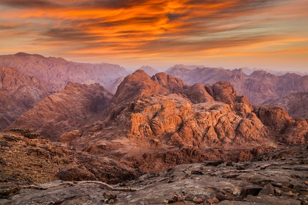 Uitzicht vanaf de berg Sinaï bij zonsopgang Prachtig berglandschap in Egypte