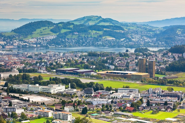 Uitzicht vanaf de bergen naar de stad Luzern, Zwitserland