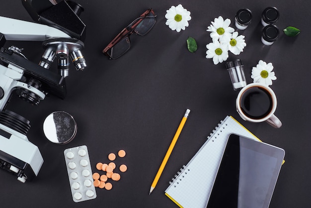 Uitzicht vanaf de bergmicroscoop met tabletten en laptop op een zwart.