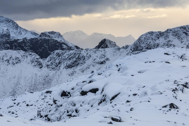 Uitzicht vanaf de bergtop van middagsfjellet in de winter kort voor zonsondergang in het graafschap Troms, Noorwegen