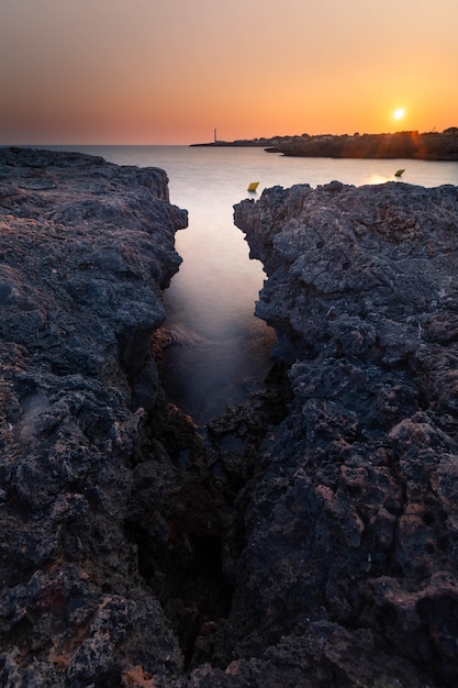 Uitzicht vanaf de beroemde pont d'en gil aan de westkust van menorca