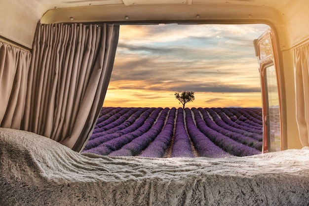 Uitzicht vanaf de binnenkant van een camper aangepast aan de lavendelvelden in de provence Frankrijk bij zonsondergang