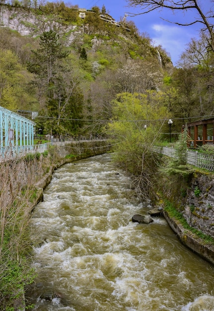 Uitzicht vanaf de brug over de rivier van de badplaats Borjomi in Centraal Georgië 2019 Borjomi