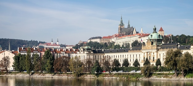 Uitzicht vanaf de Cechuv-brug in Praag